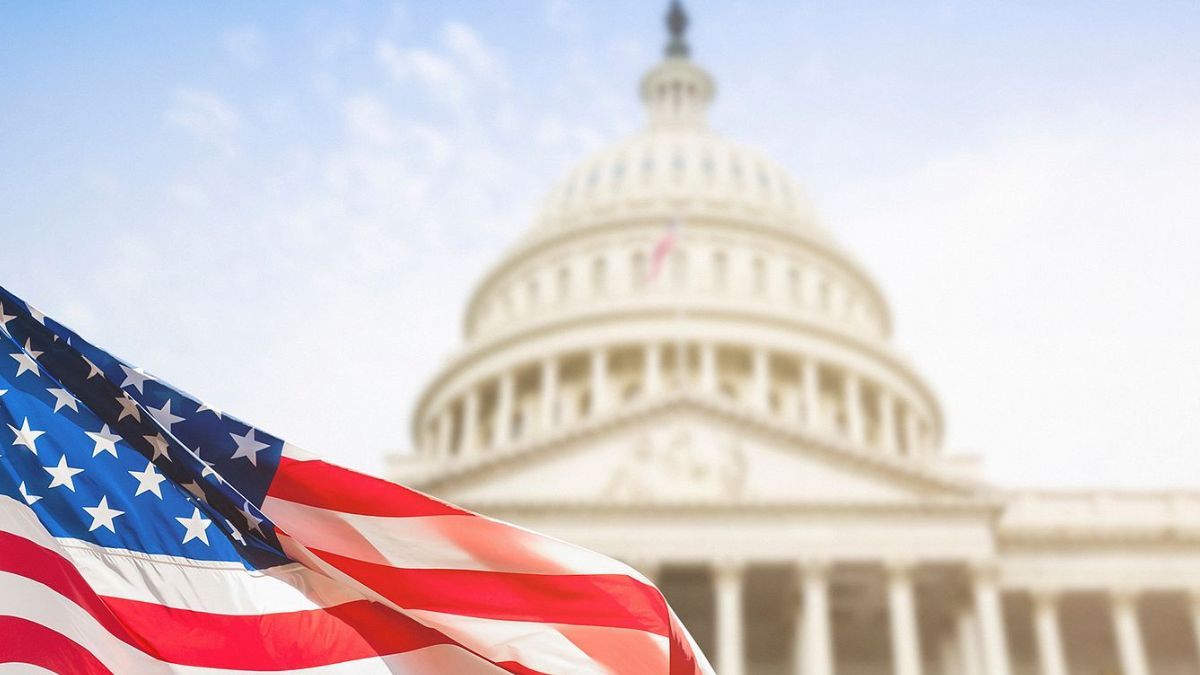 Bandeira dos EUA contra o pano de fundo do Empire State Building