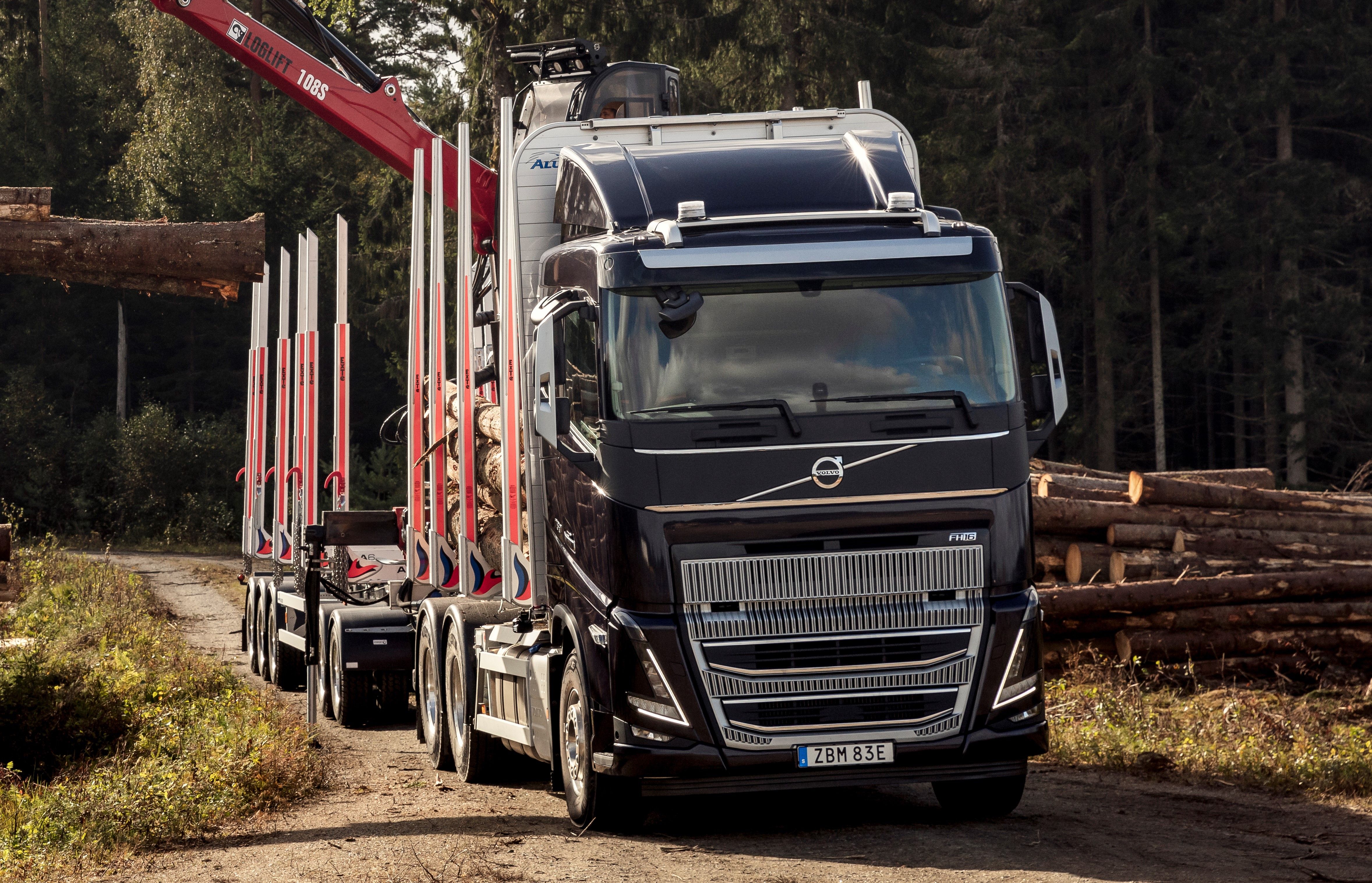 Volvo FH16 auxiliando na construção