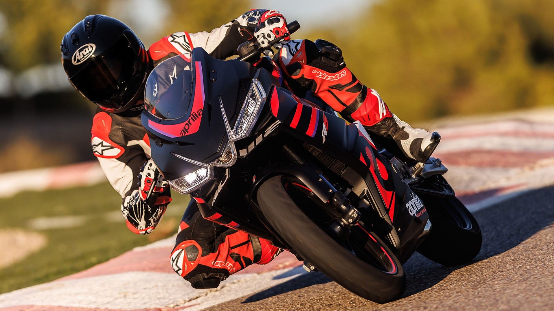 2024 Aprilia RS 457 na pista de corrida nas curvas vista do painel frontal