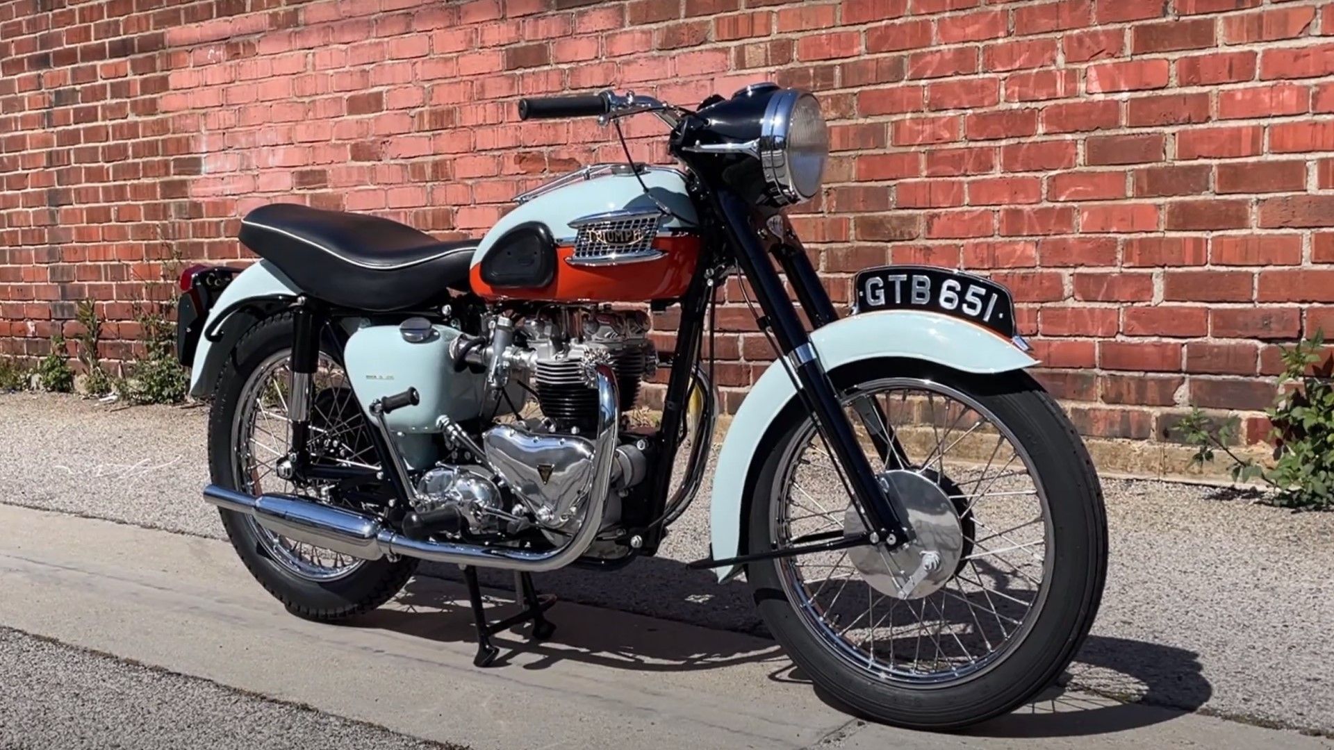 1959 Triumph T120 Bonneville 650 vista frontal do terceiro quarto