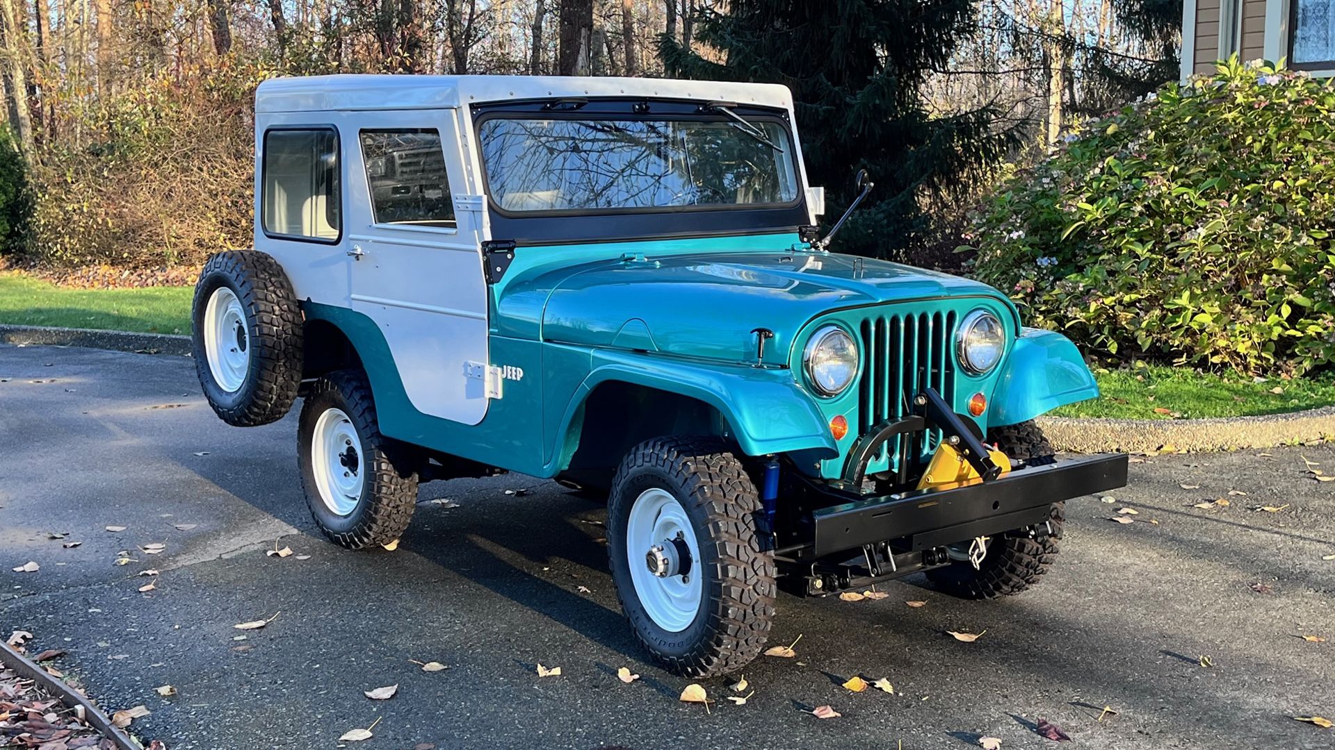 SUV clássico verde 1965 Jeep CJ-5