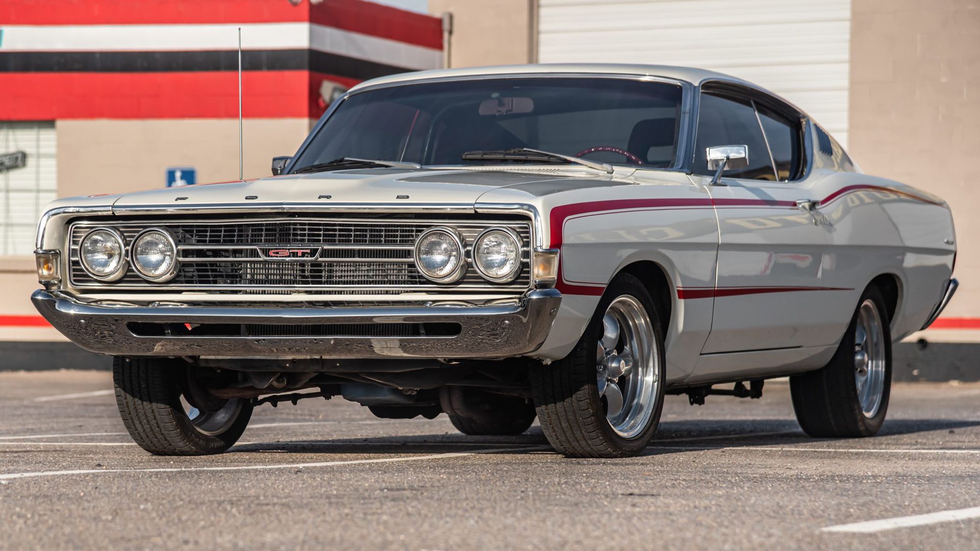 Carro clássico Ford Torino GT Fastback branco 1968