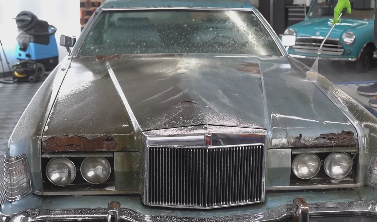 1973 Lincoln Continental limpo na garagem