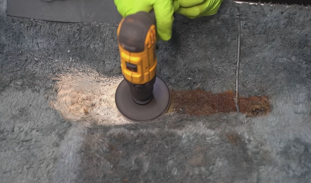 Interior do Lincoln Continental 1973 sendo limpo 