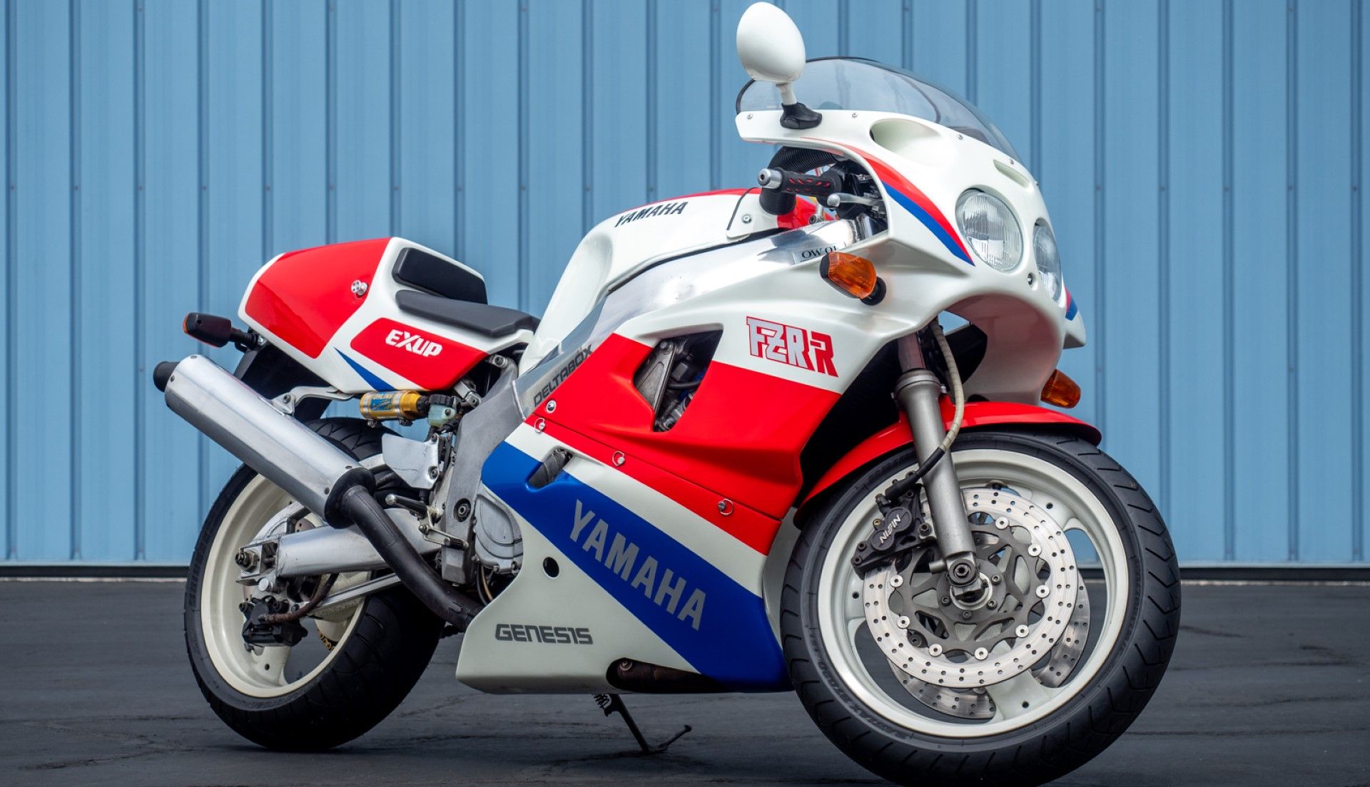 Vista frontal do terceiro quarto da Yamaha FZR750R OW01 de 1989