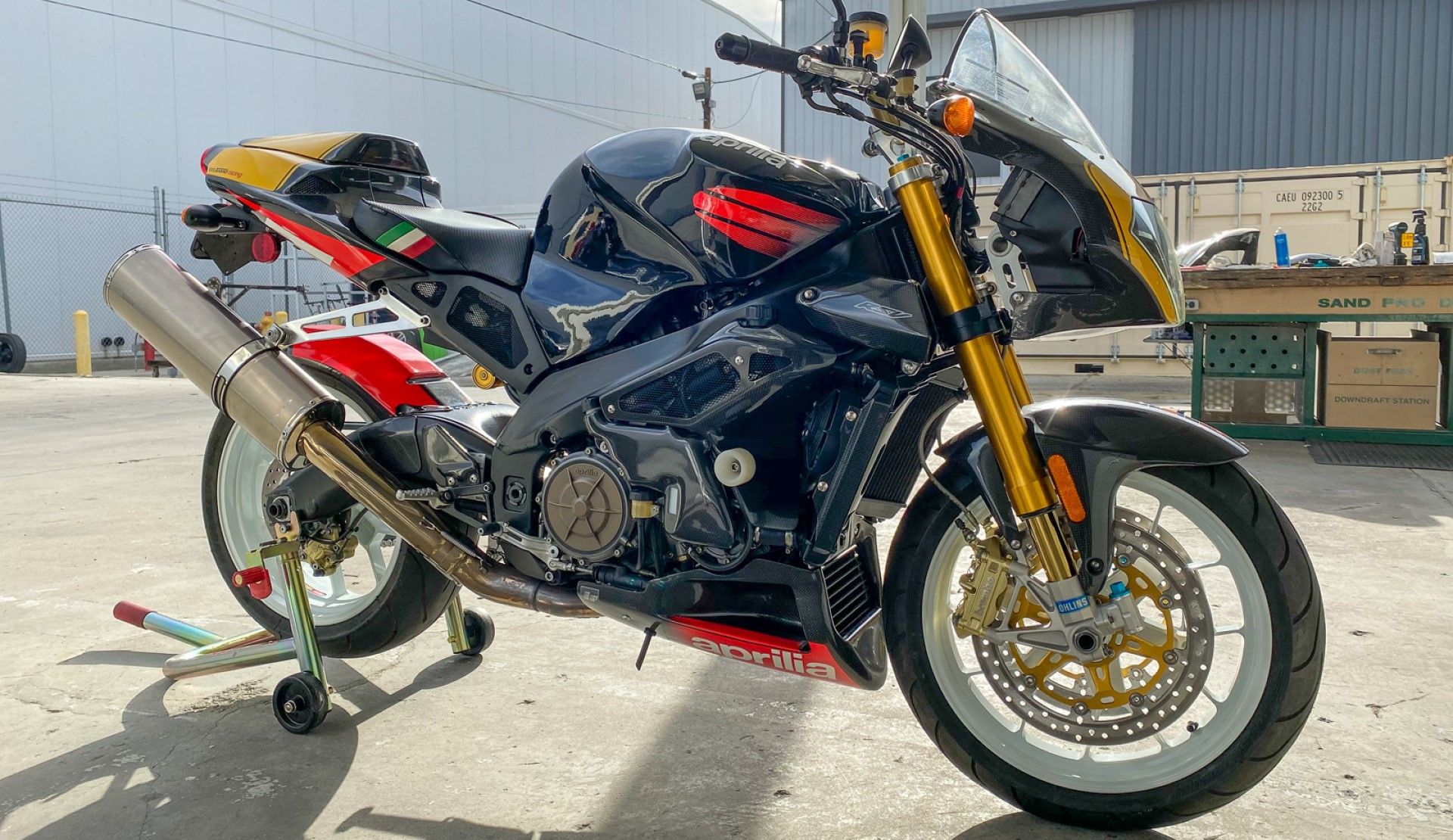 Close-up da Aprilia Tuono Racing de 2003 no terceiro quarto