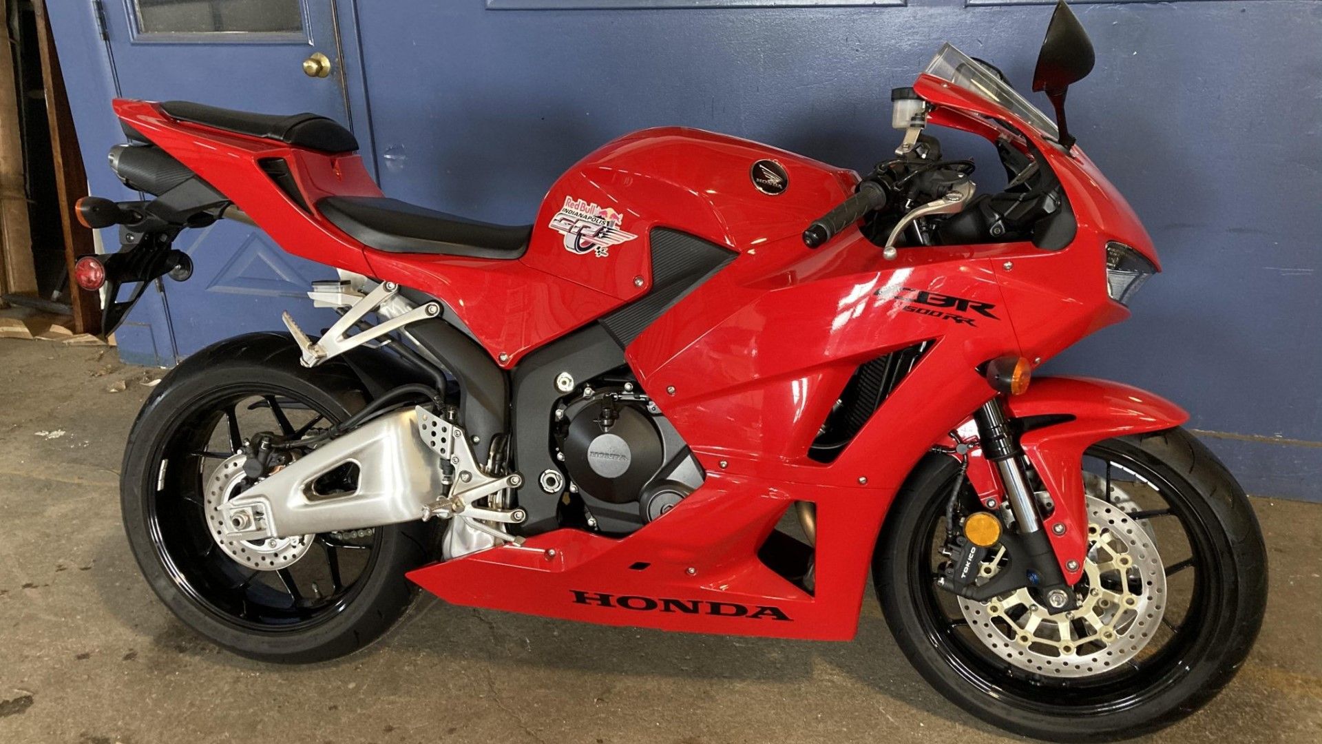 Vista lateral do perfil lateral da Honda CBR600RR 2013 em vermelho