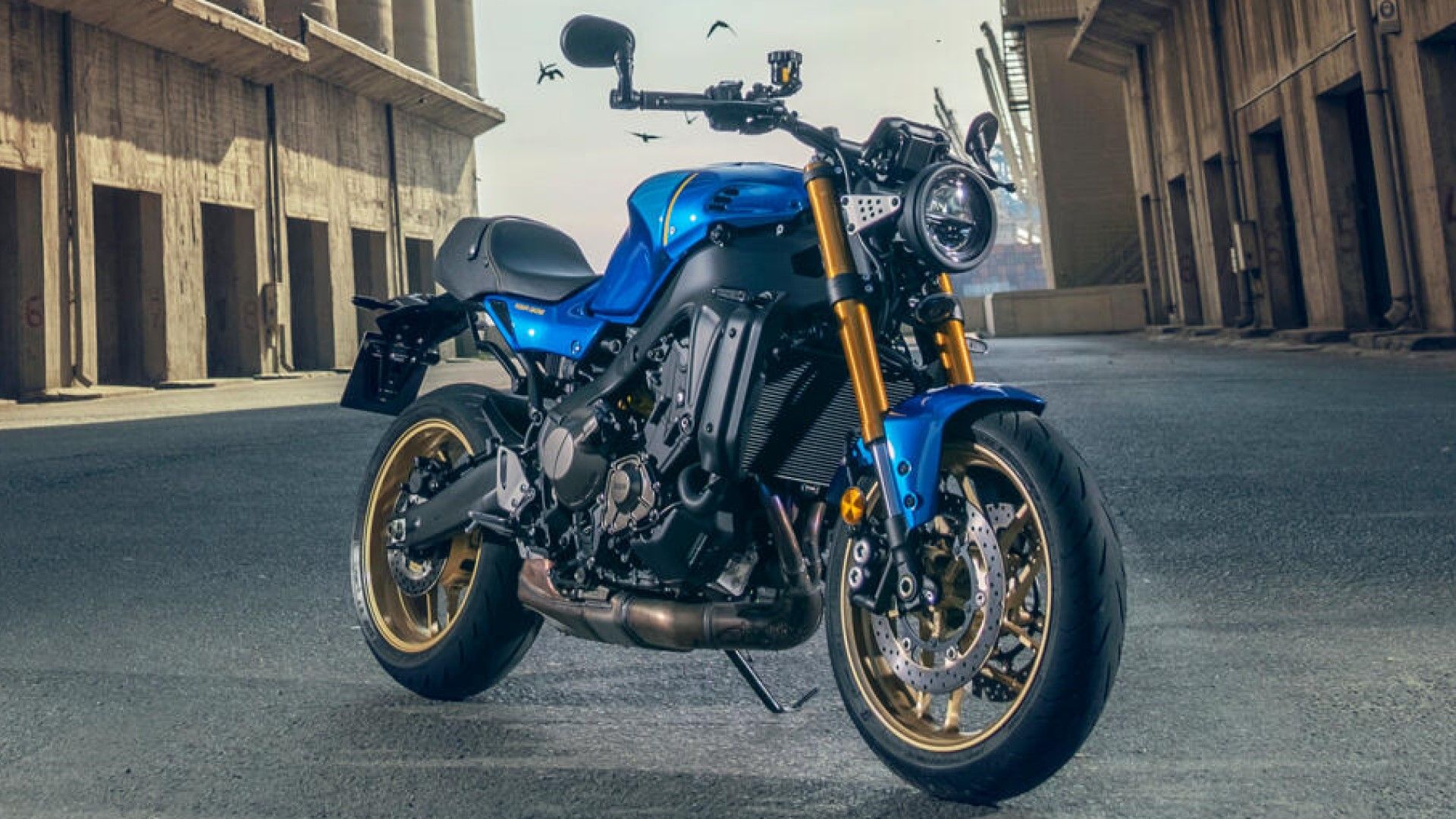 2023 Yamaha XSR 900 é uma visão frontal do terceiro quarto impressionante