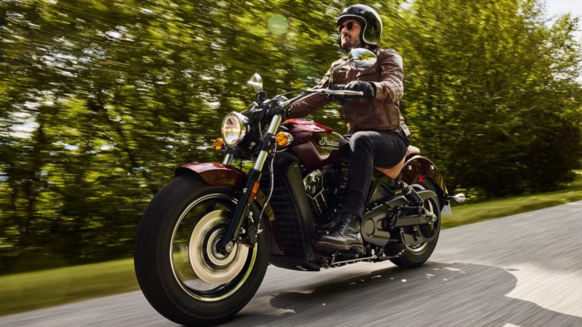 Indian Scout na frente da estrada, vista do terceiro quarto