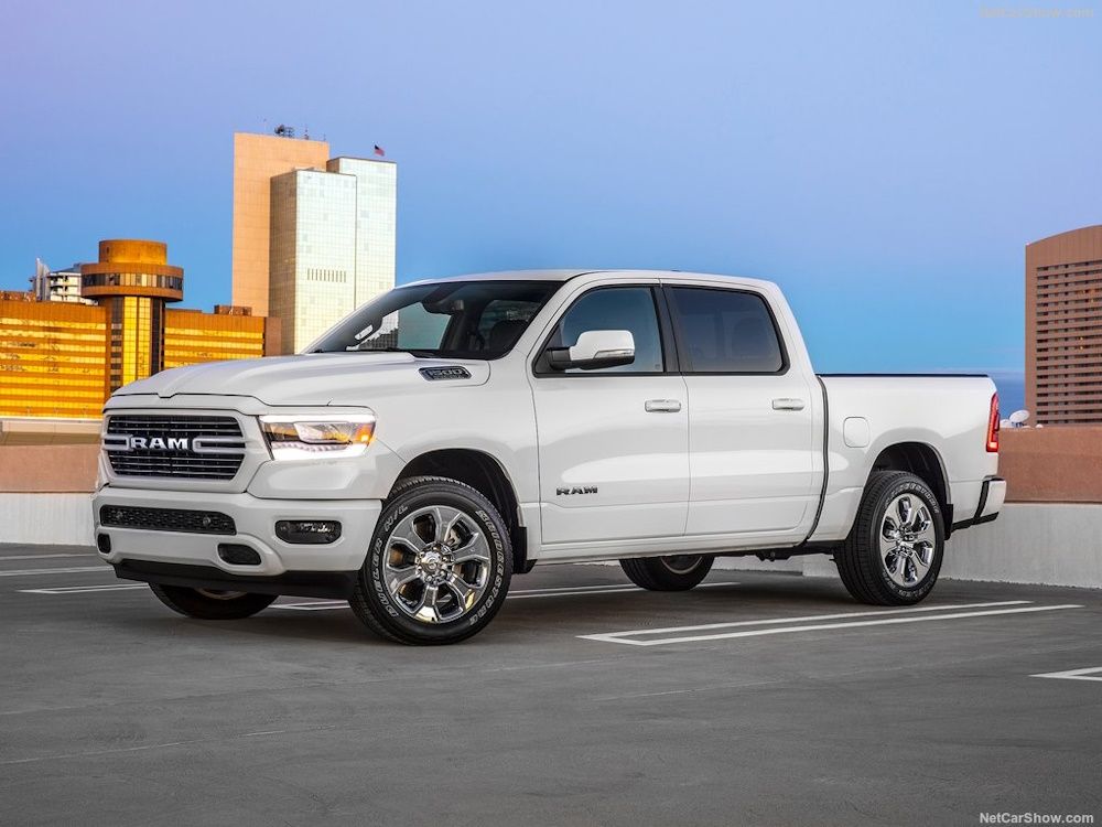 Uma RAM 1500 branca 2019