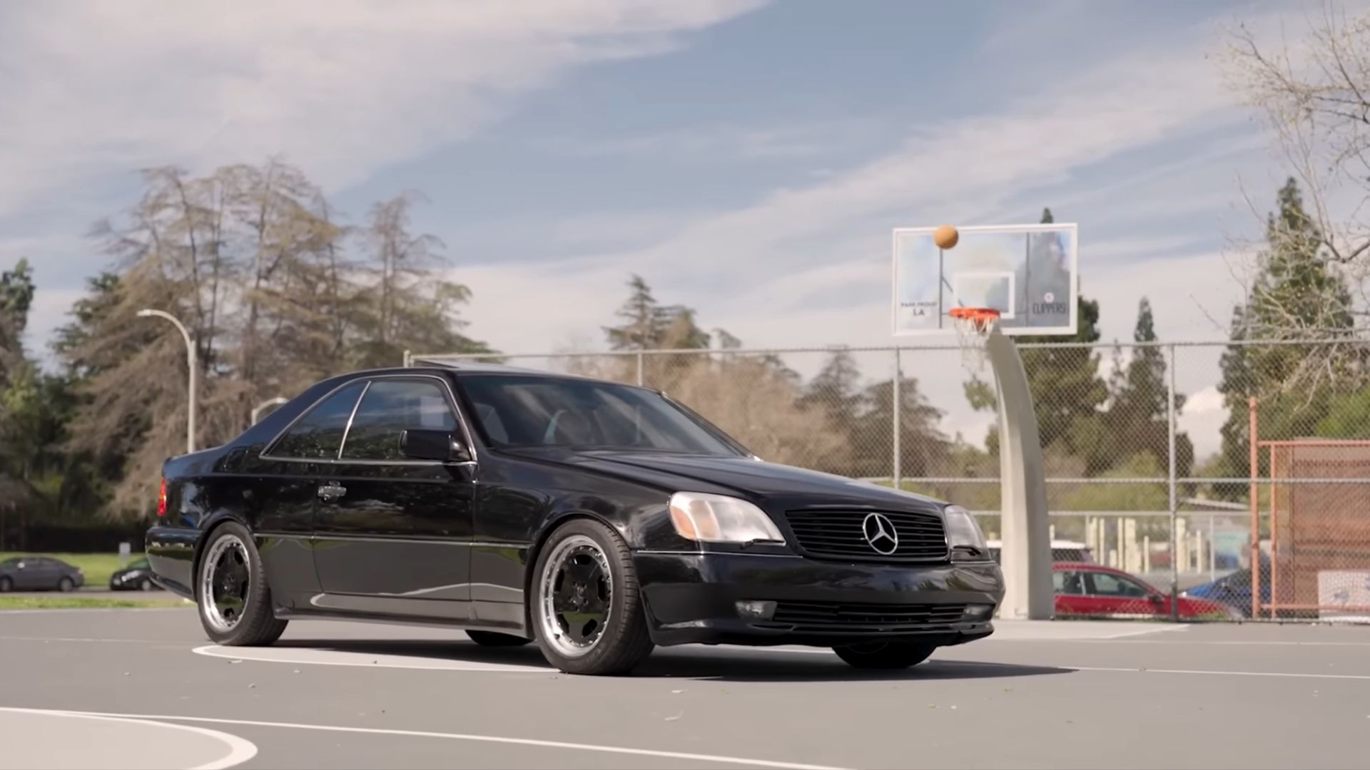 Vista frontal do Mercedes 500 SEC totalmente preto 1993