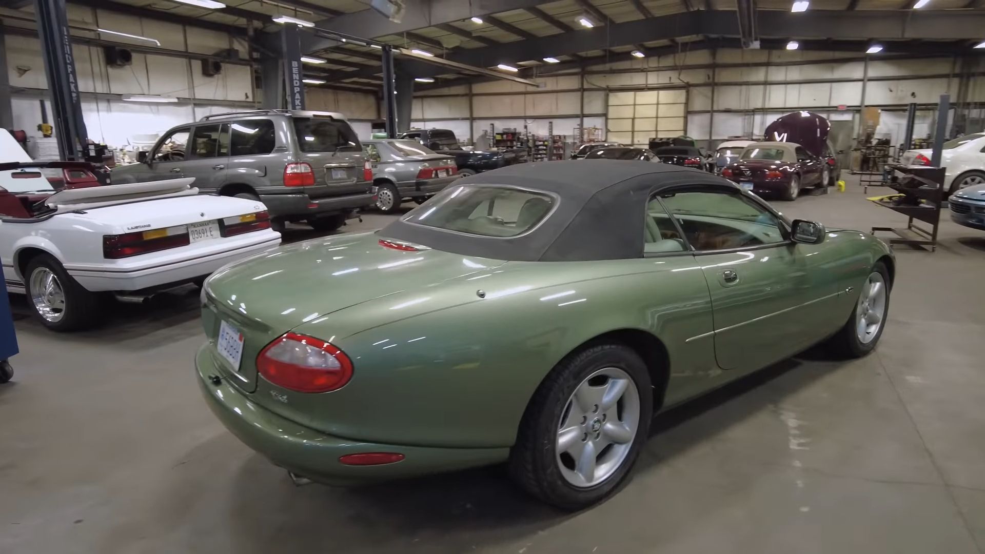 Vista traseira do Jaguar XK8 1999 quebrada