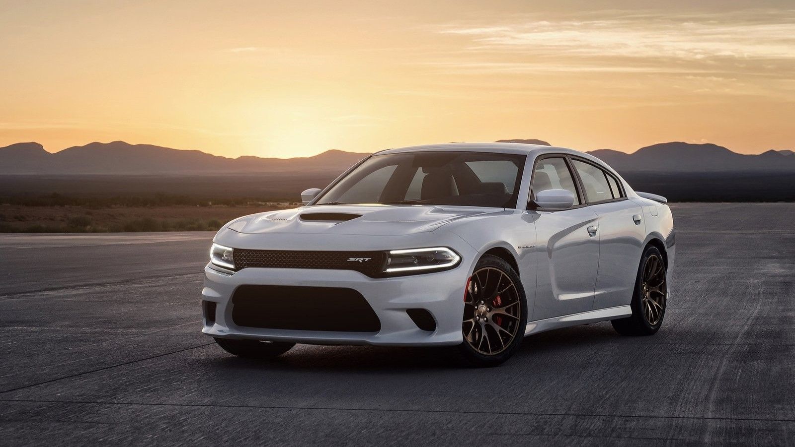 2015 Dodge Charger SRT Hellcat estacionado em uma pista.