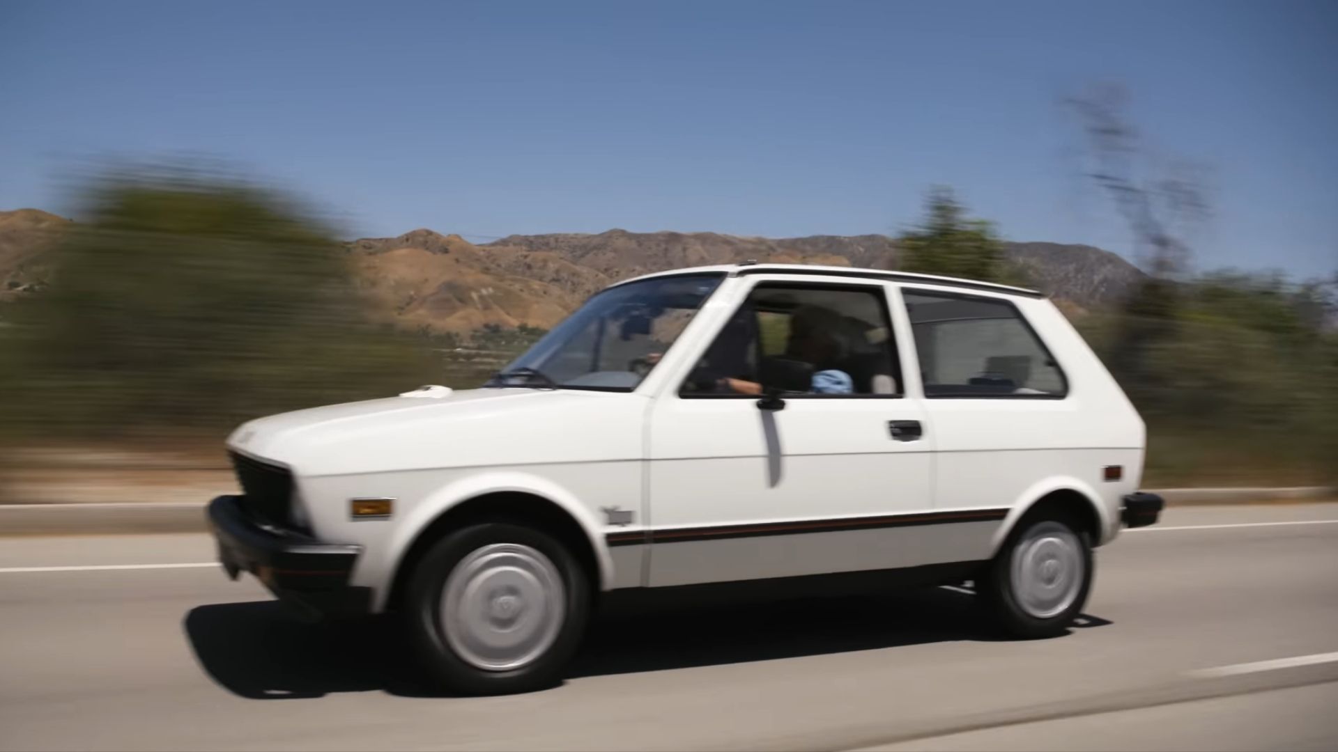 Jay Leno GVS Yugo na estrada vista lateral