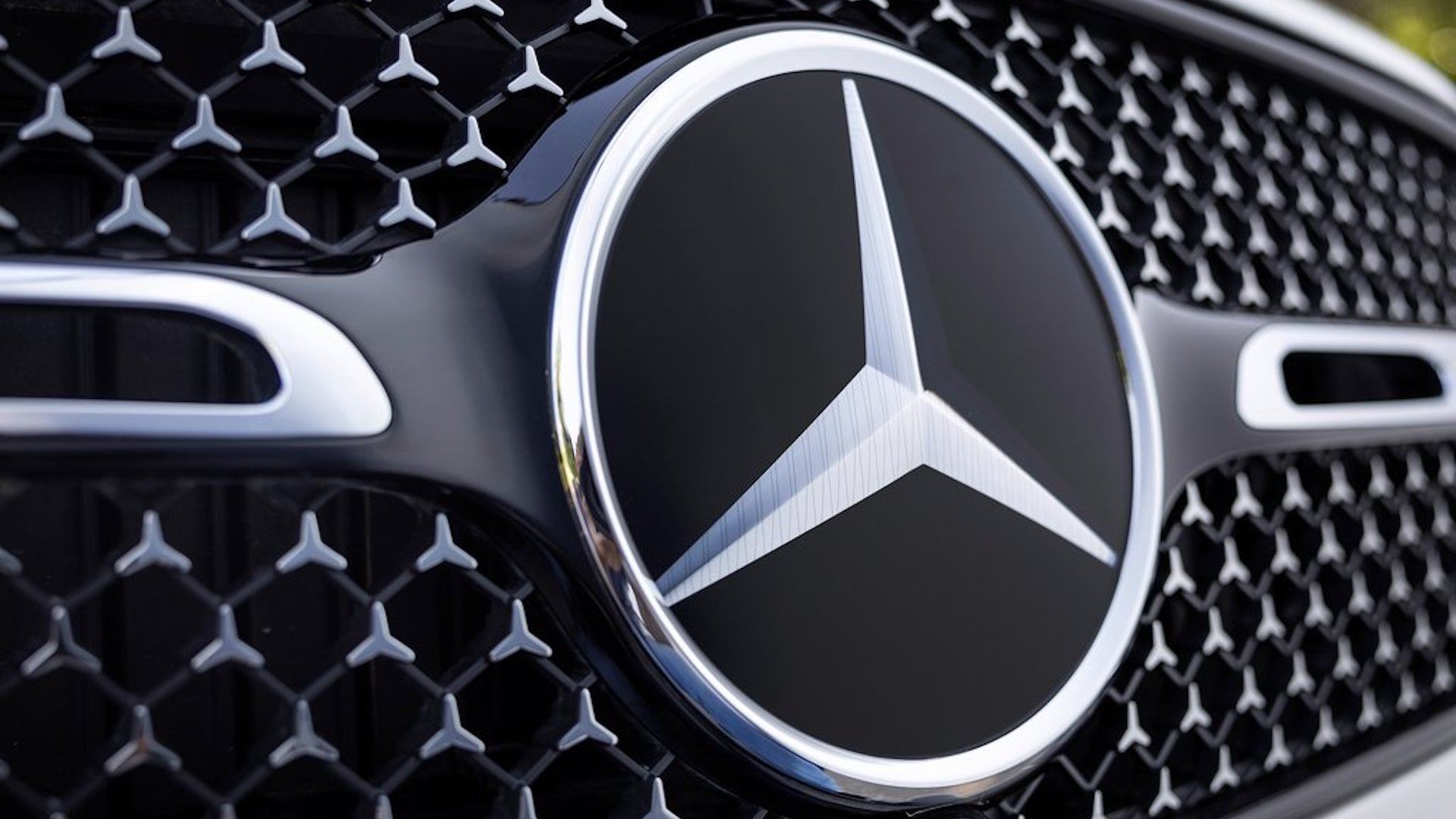 2023 Mercedes-Benz GLC grille close up