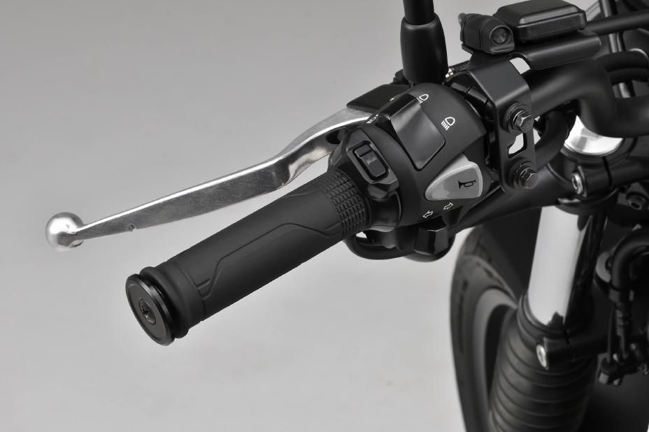 Sistema de embreagem tradicional em uma Honda SCL500 2023