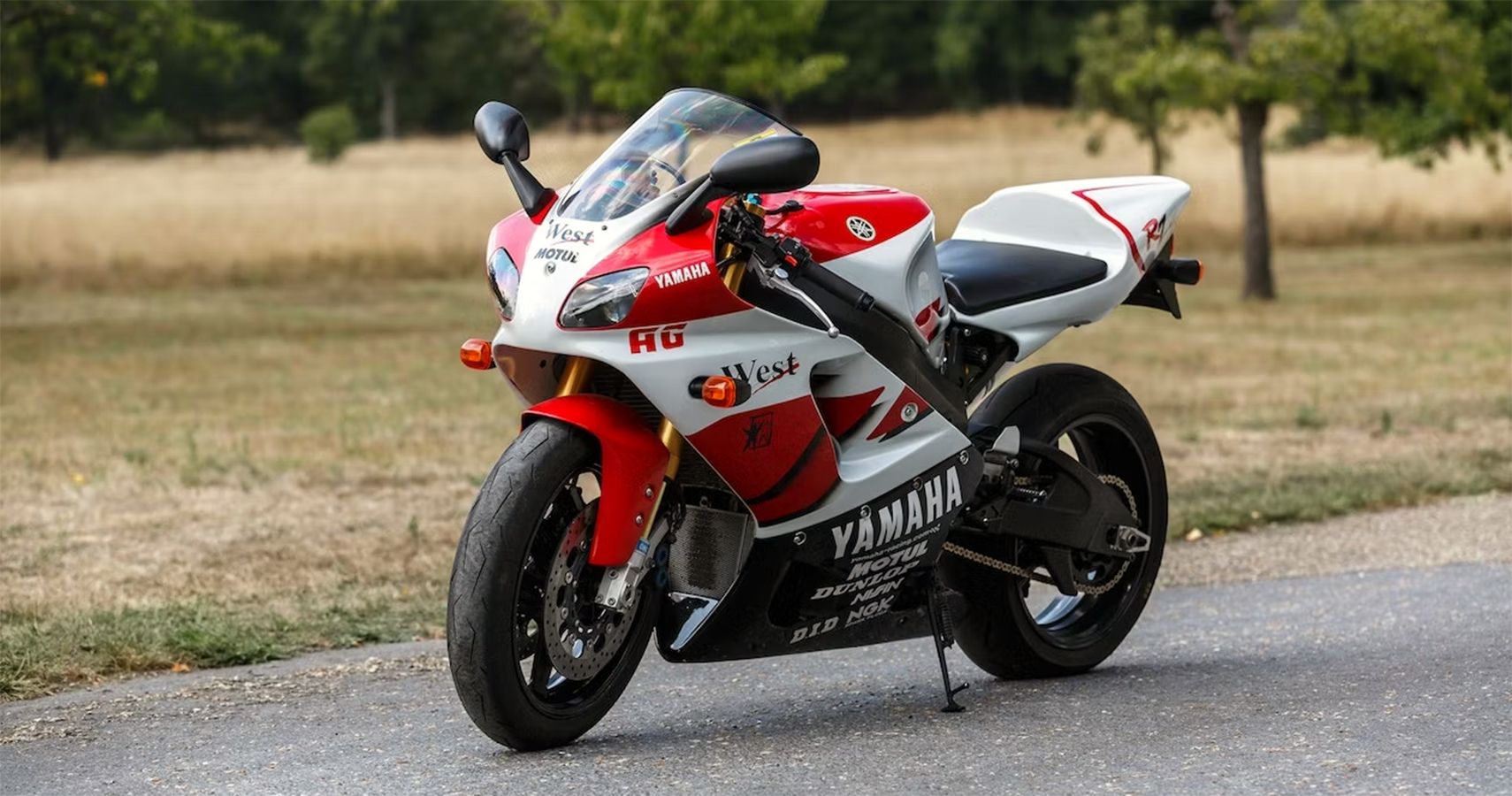 Bicicleta esportiva japonesa branca e vermelha