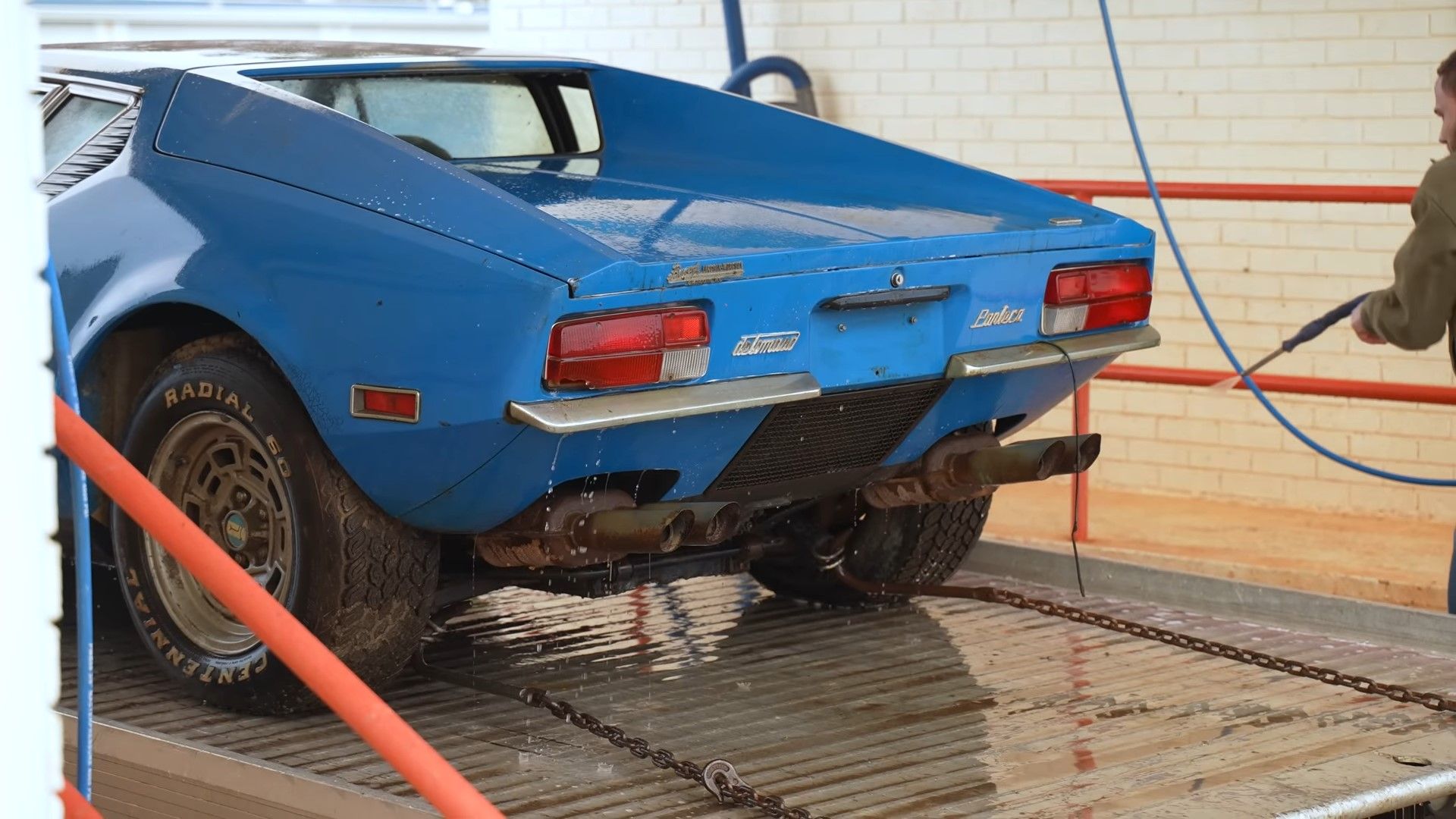 De Tomaso Pantera barn blue 1972 wash