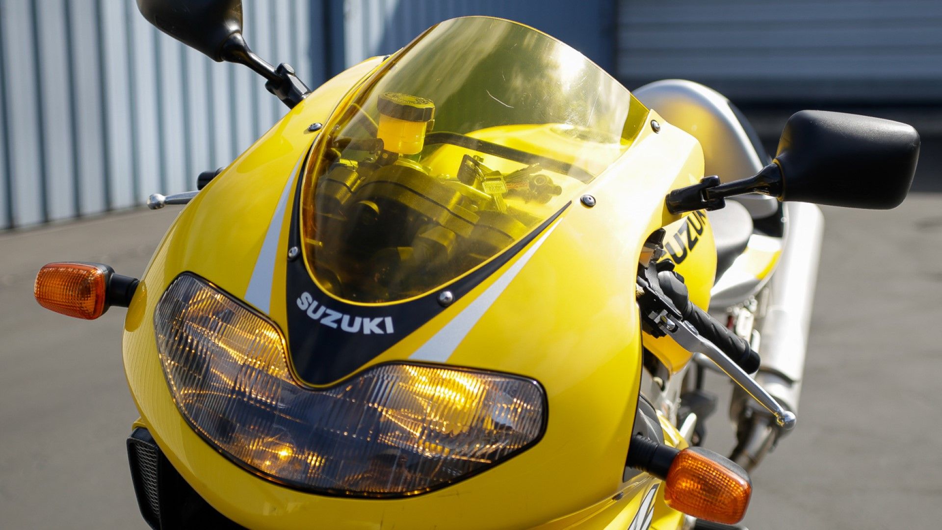 Close do design do farol Suzuki TL1000R