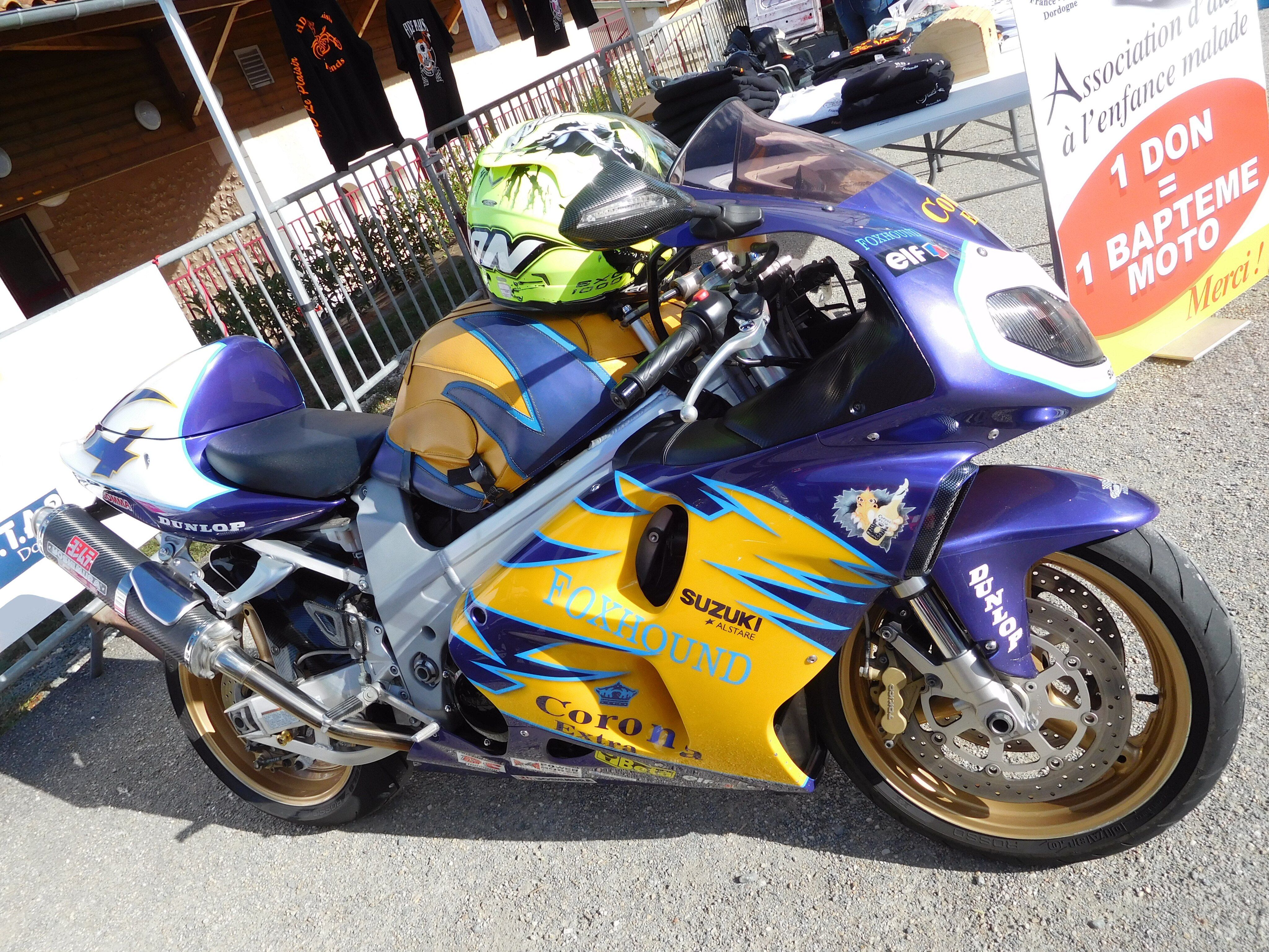 Suzuki TL1000R em cores de corrida