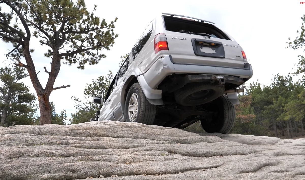 Silver Toyota 4Runner ultrapassando obstáculo