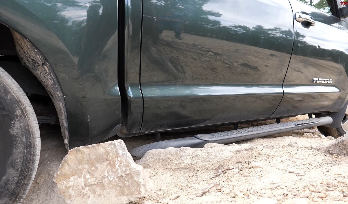 Green Toyota Tundra ficando preso em trilha off-road
