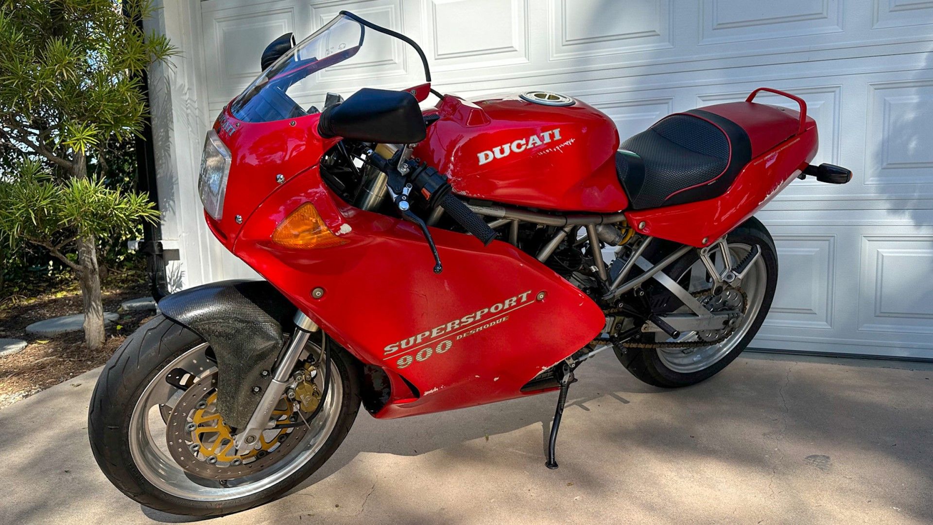 1993 Ducati 900SS front third quarter view