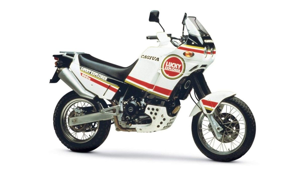 Vista estática do terceiro quarto frontal do Cagiva Elefant 900ie Lucky Explorer