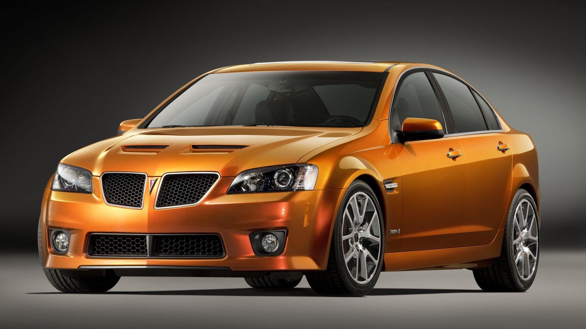 Orange 2009 Pontiac G8 GXP em uma foto de estúdio