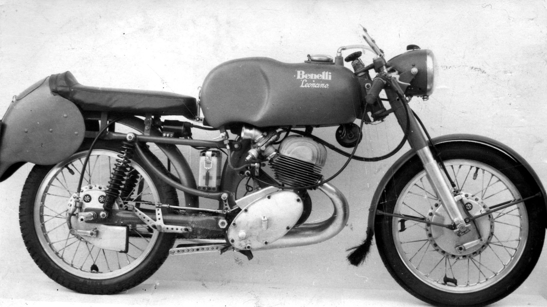 1957 Benelli 125cc Leoncino F3 Racing Motorcycle side profile view