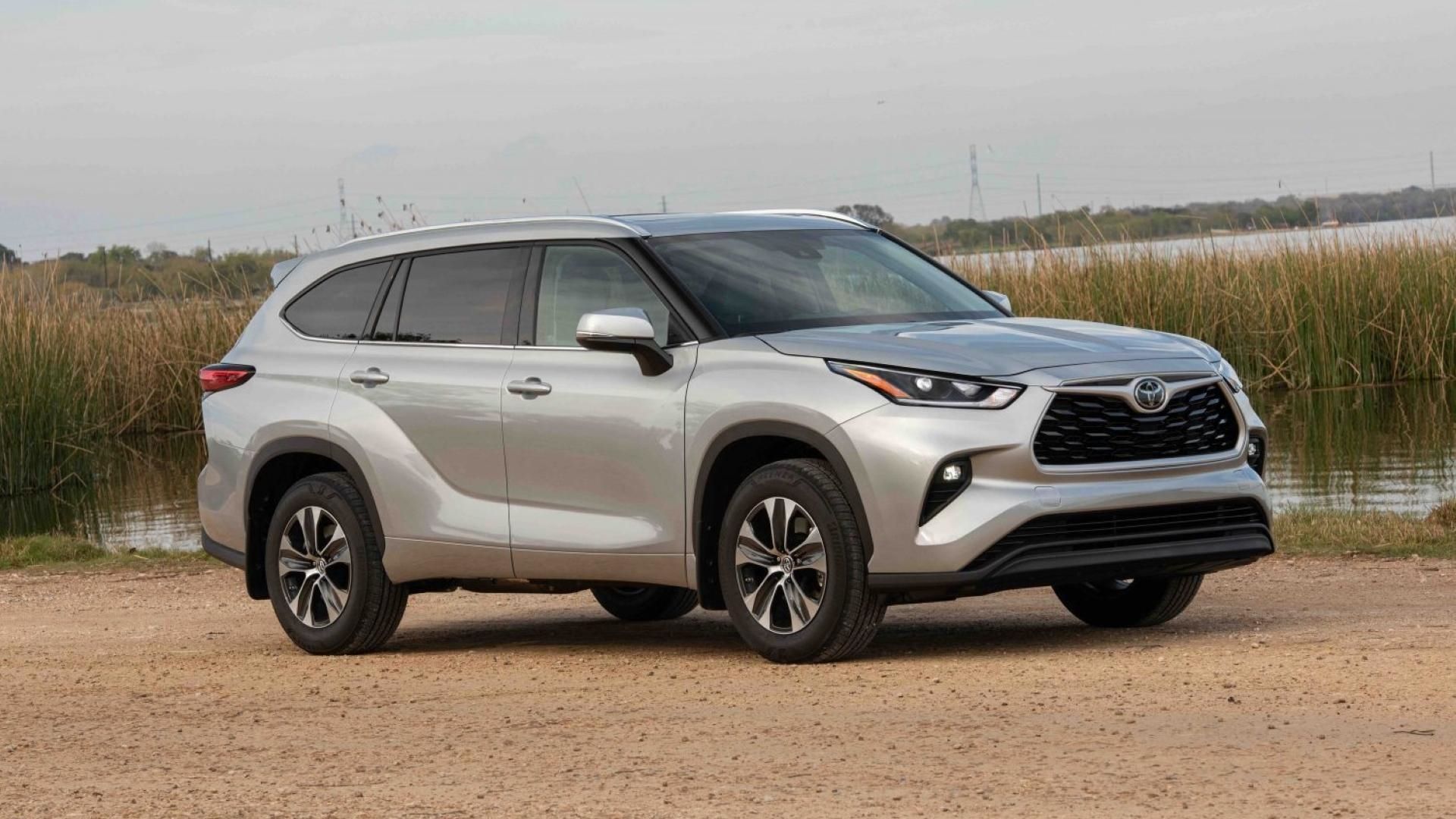 2022 Toyota Highlander XLE - Front Quarter