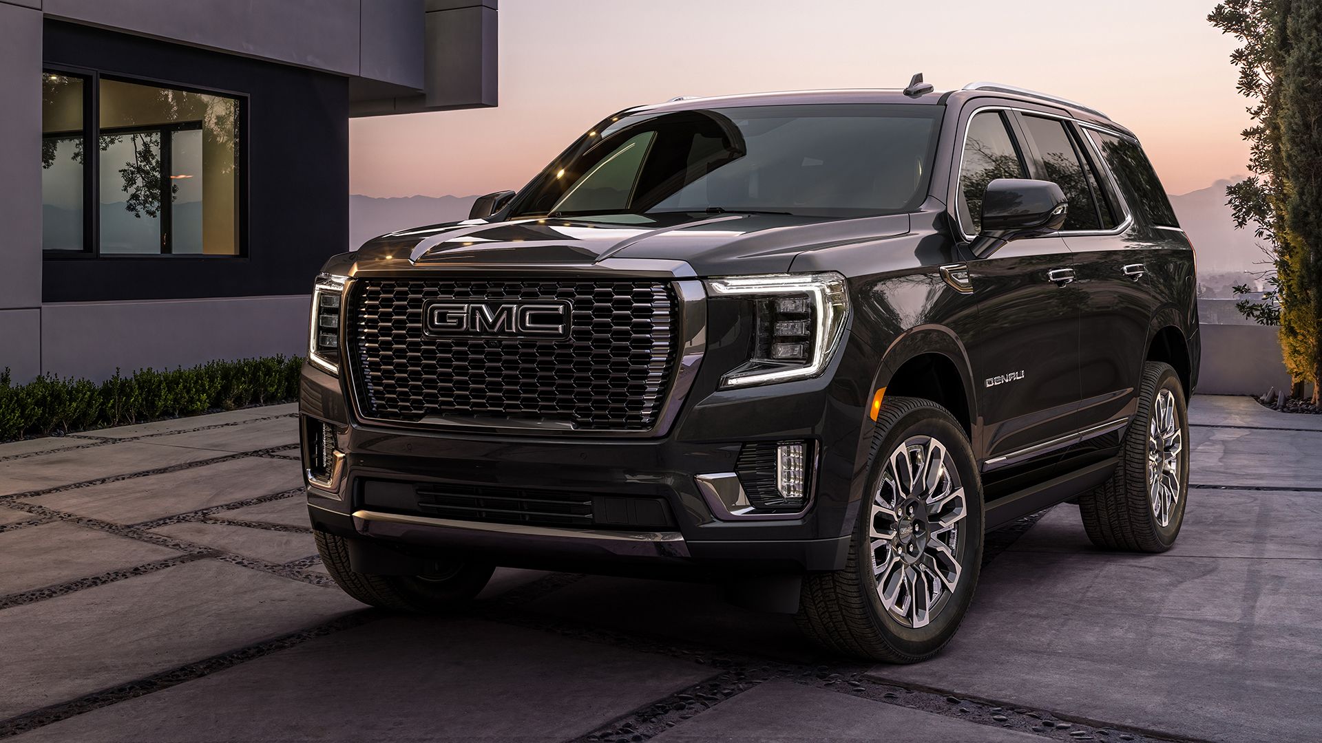 preto 2024 GMC Yukon XL Denali Ultimate estacionado