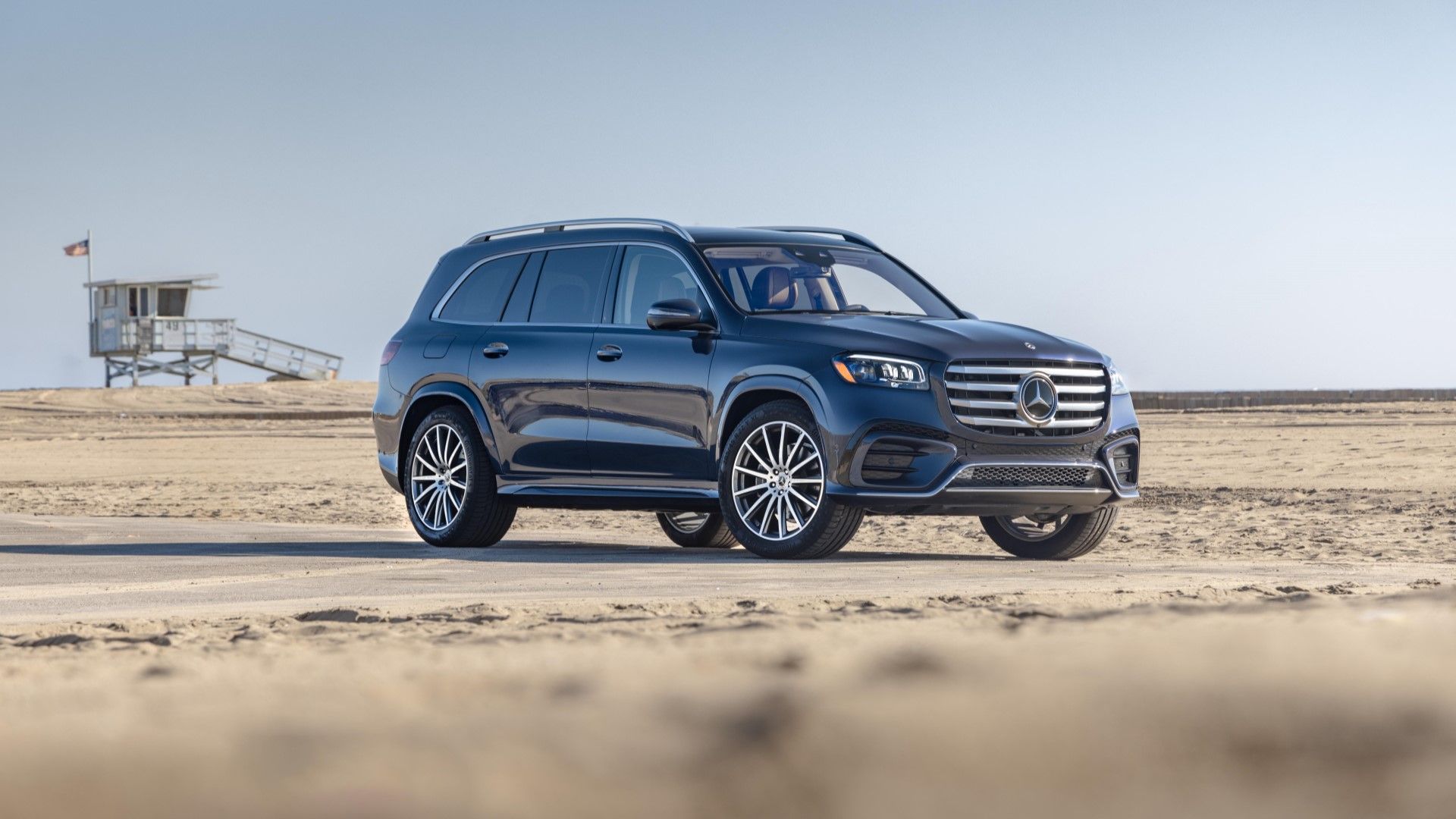 Mercedes-Benz GLS 2024 Front Three Quarter estacionado na praia