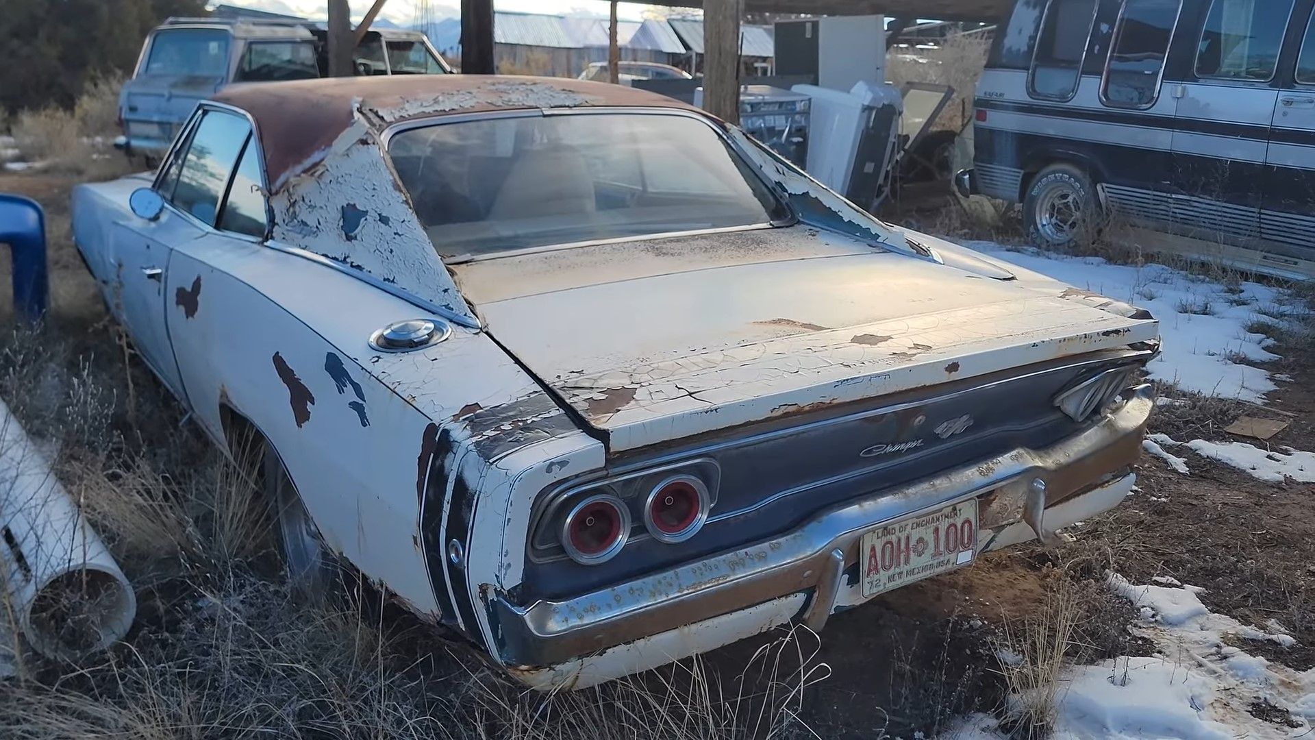 Um ferro-velho Dodge Charger RT 1968 branco encontra foto traseira