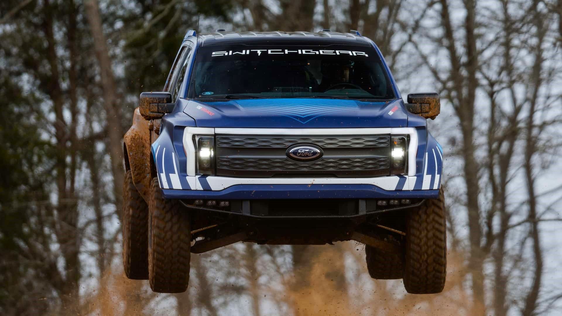Uma foto frontal de salto offroad do Ford F-150 Lightning Switchgear azul 2024 
