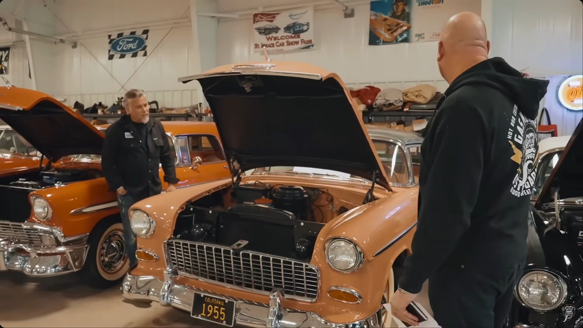 Um Chevrolet Bel Air 1955 rosa coral com foto da frente de Richard Rawlings