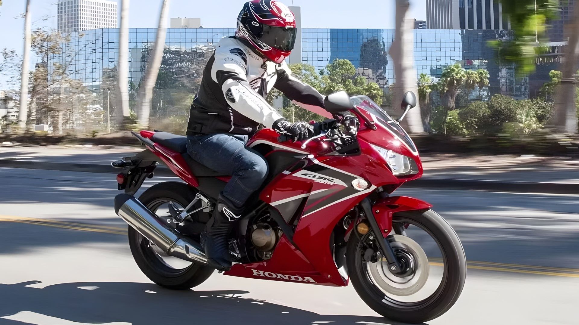 2023 Honda CBR300R navegando nas estradas da cidade