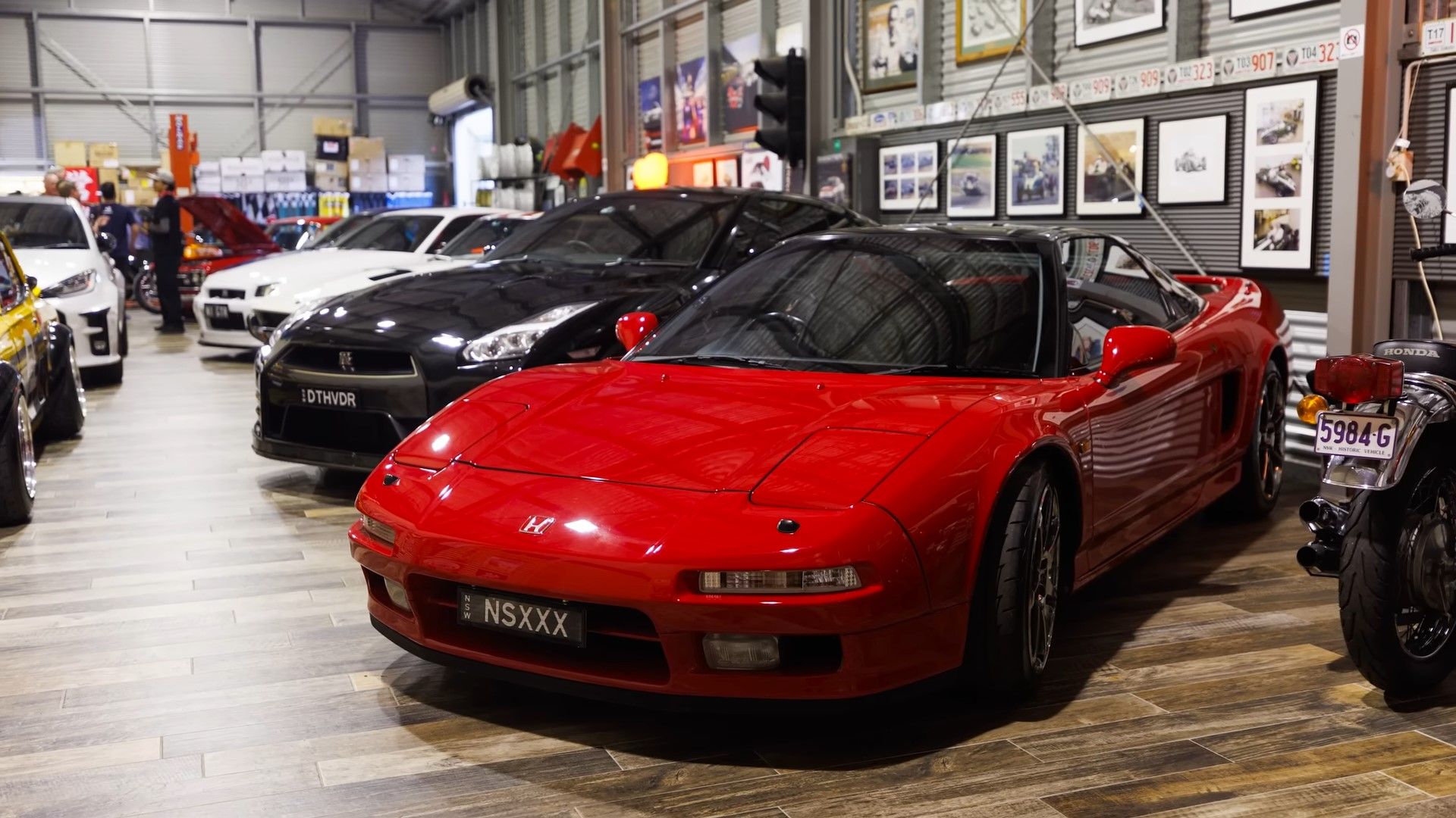 Ένα κόκκινο 1992 Honda NSX NA Type-1 Front Quot