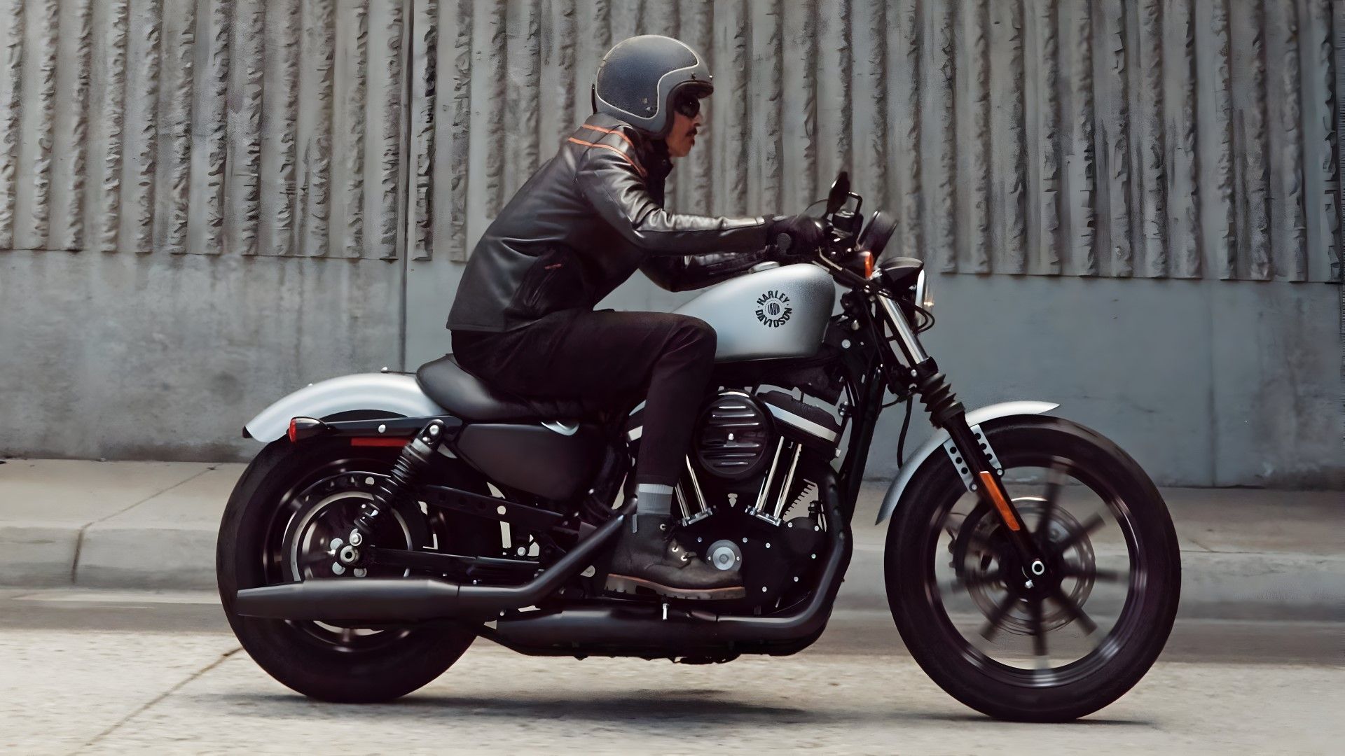 Harley-Davidson XL883N Sportster Iron accelerating side profile vieew