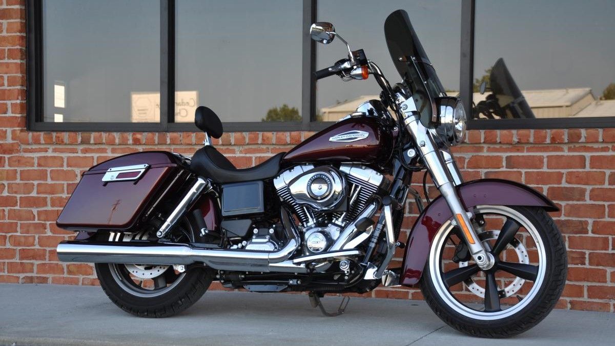 Vista lateral do perfil lateral da Harley-Davidson Dyna Switchback 2015