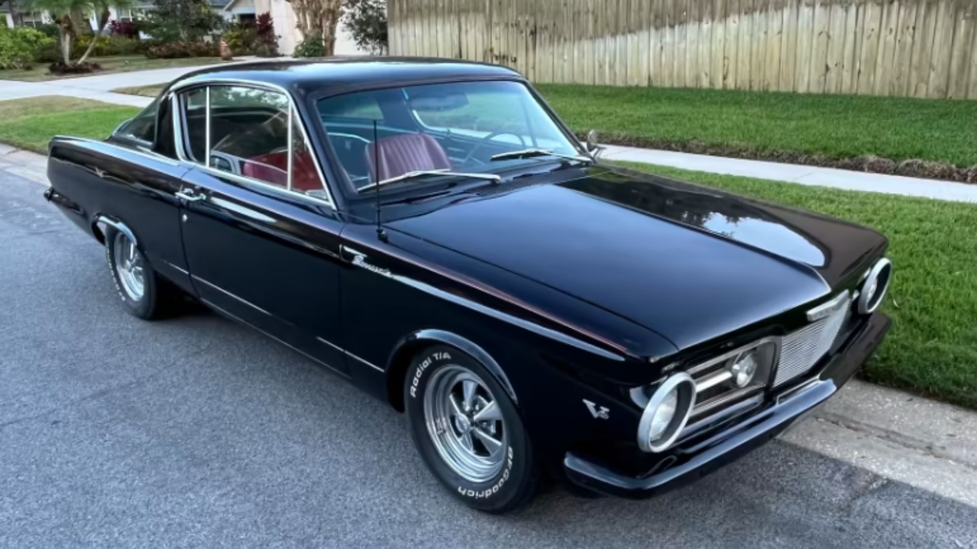 Black 1965 Plymouth Barracuda em área residencial