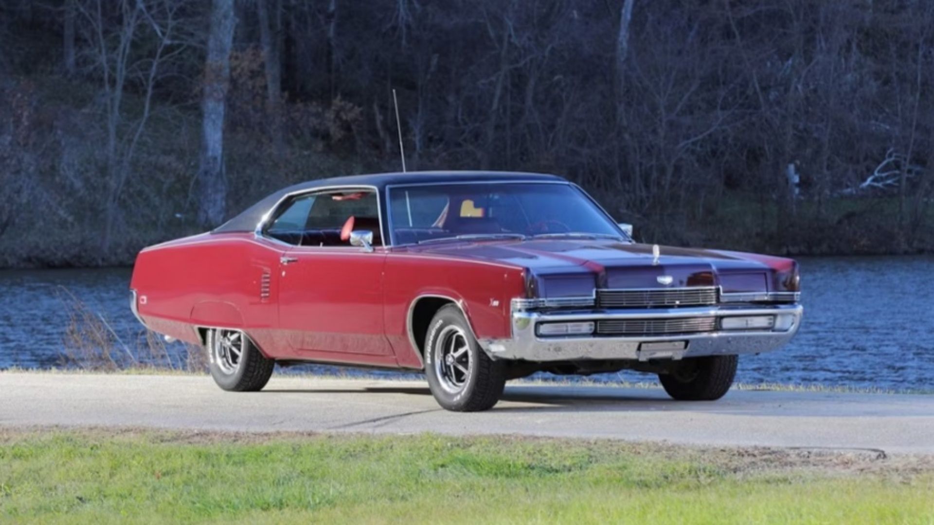 Red 1969 Mercury Marauder por corpo de água