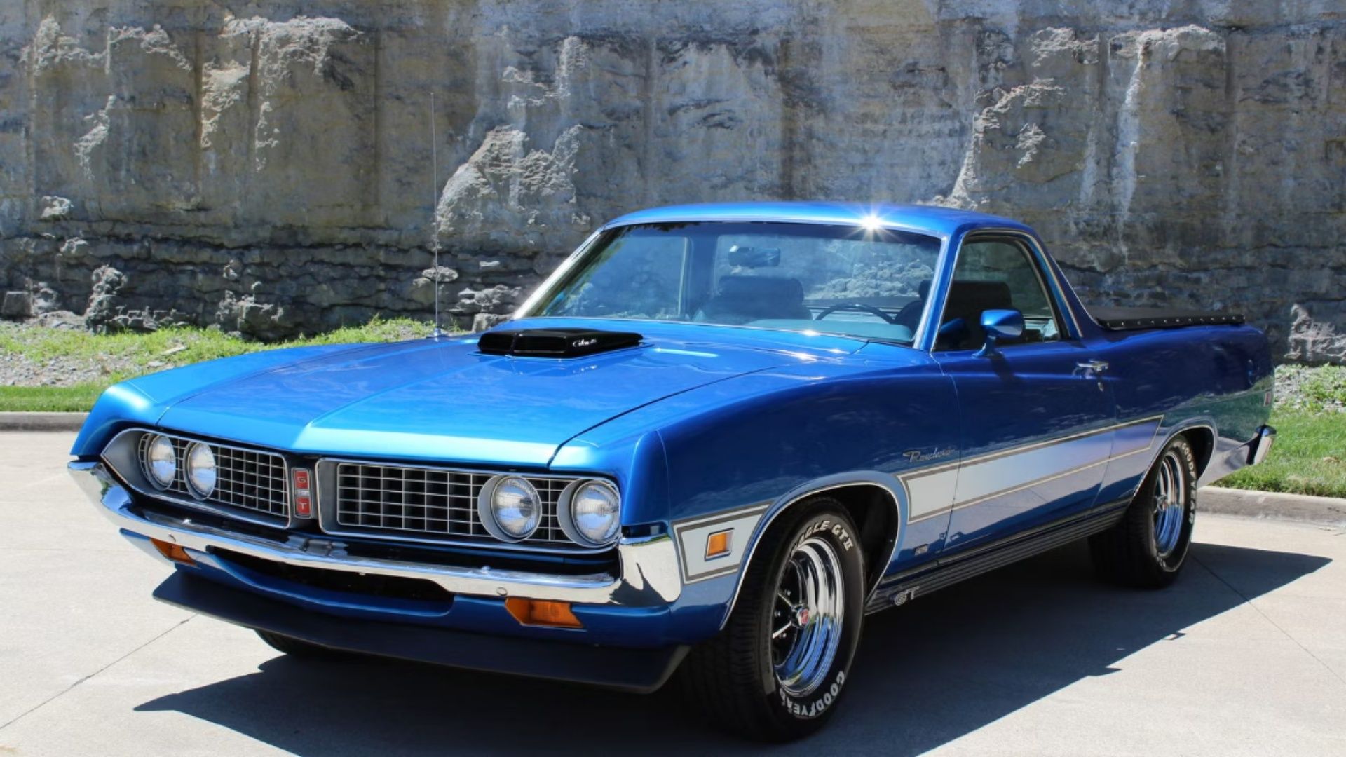 Imagens de um Ford Ranchero 1971 azul