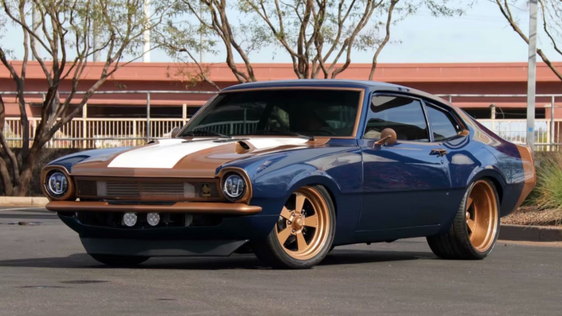 Maverick Grabber 1971 azul escuro em exibição