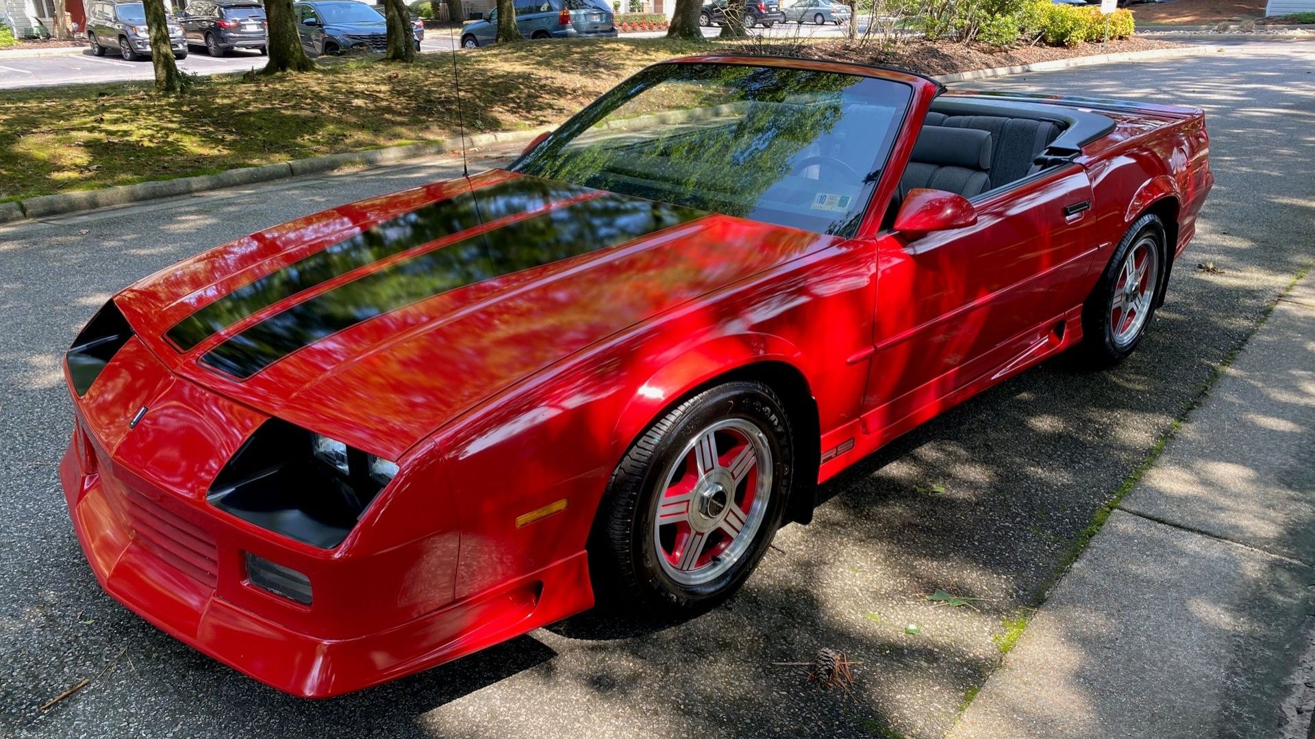 Chevrolet Camaro RS 2 1992 em vermelho com listras pretas de corrida.