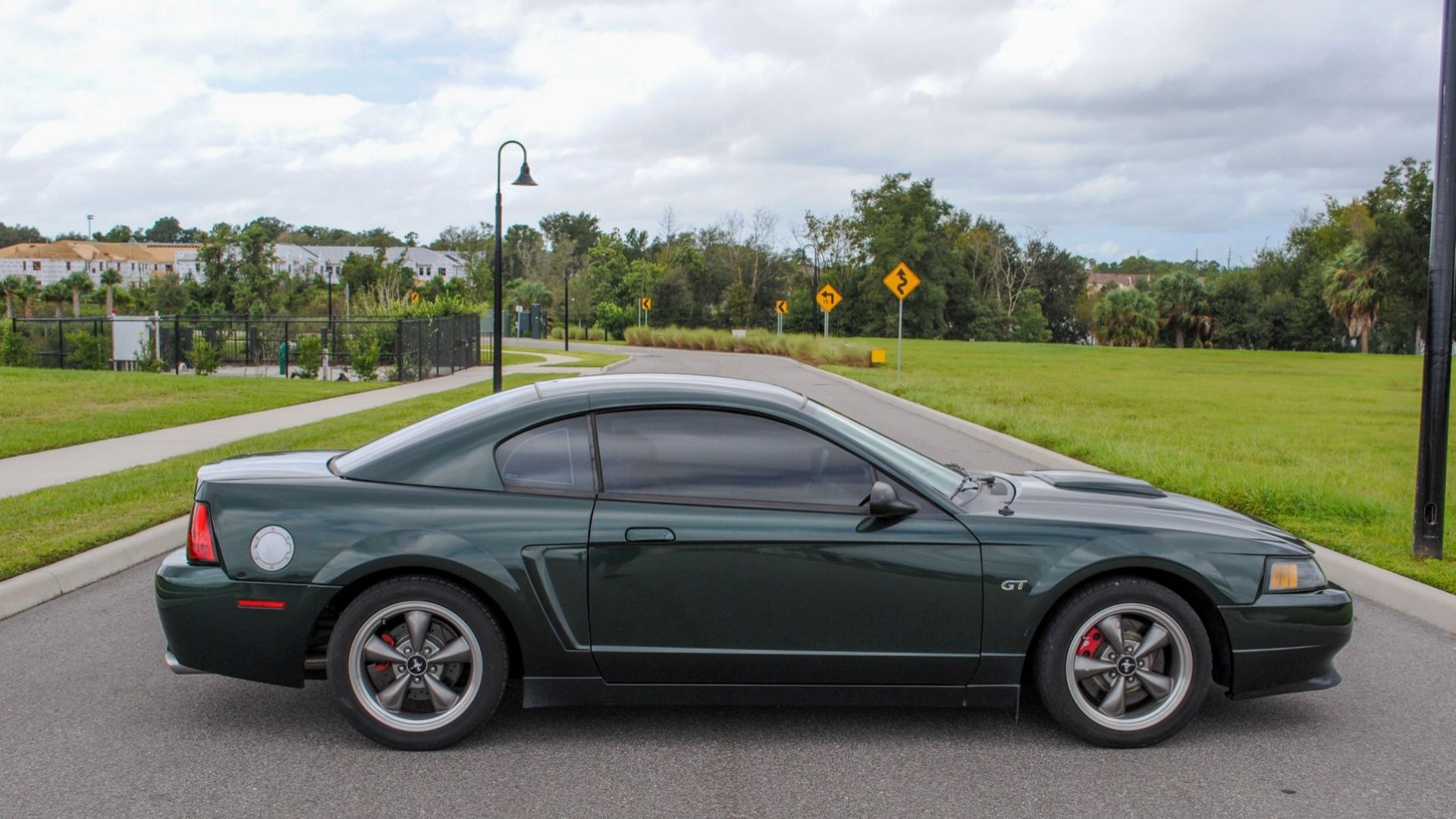 Ford Mustang Bullitt 2001 verde em uma rua