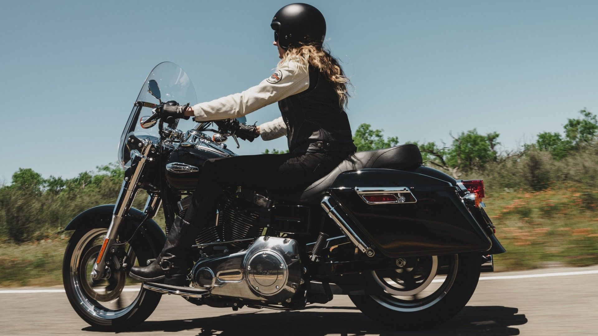 Harley-Davidson Switchback 2016 acelerando a visão cinematográfica traseira do terceiro quarto