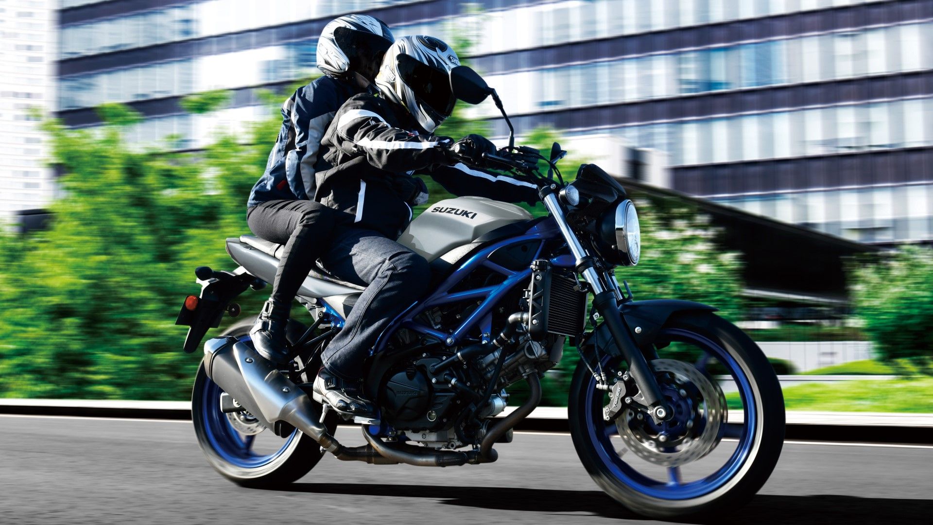 2020 Suzuki SV650 acelerando com passageiro