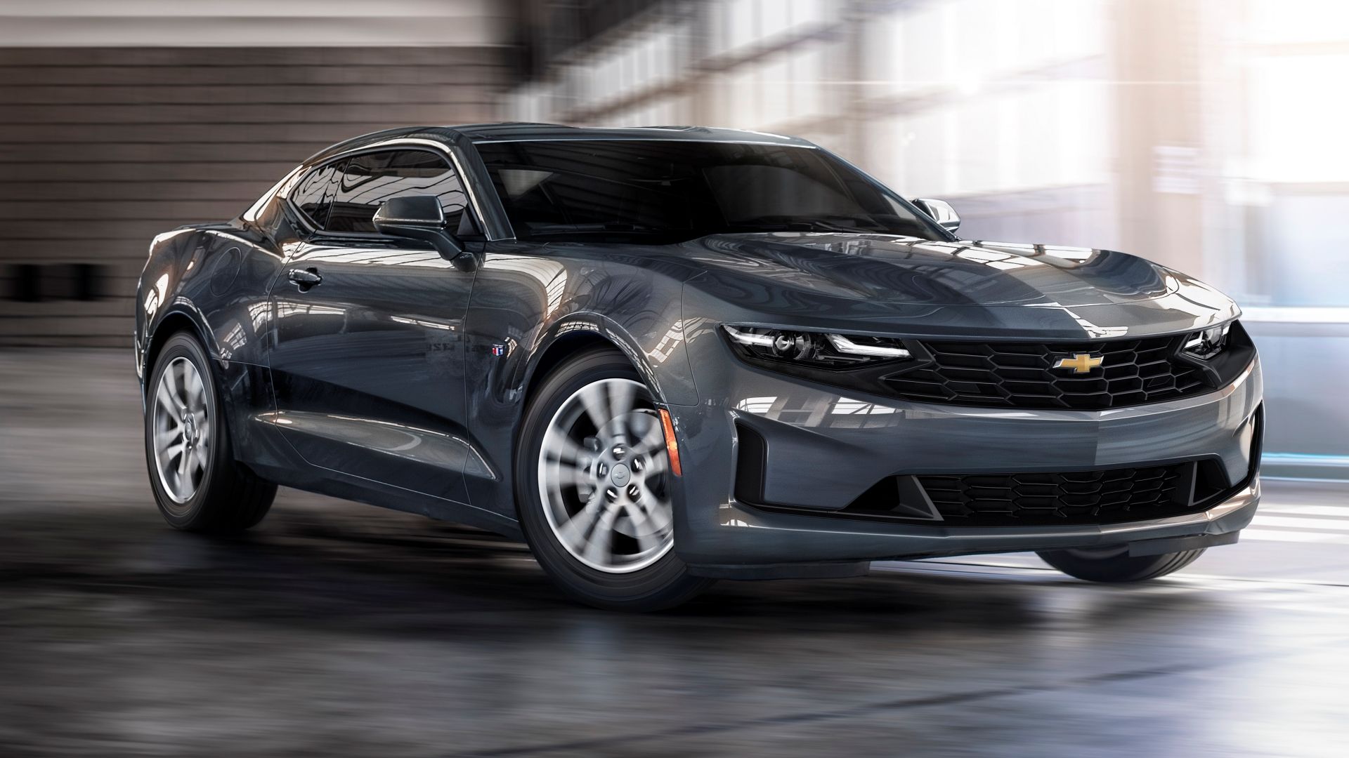 Chevrolet Camaro 2023 entrando em uma garagem