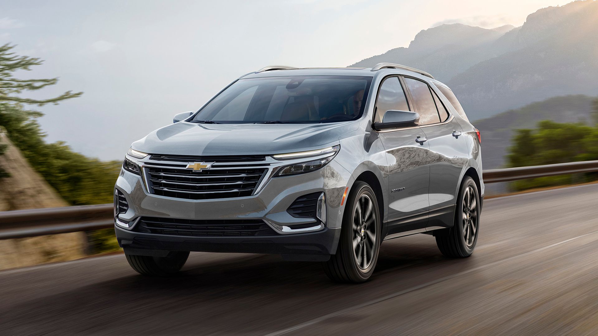 Chevrolet Equinox Premier cinza 2023 dirigindo